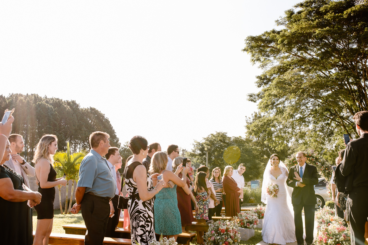 Pai da noiva emocionado durante a entrada