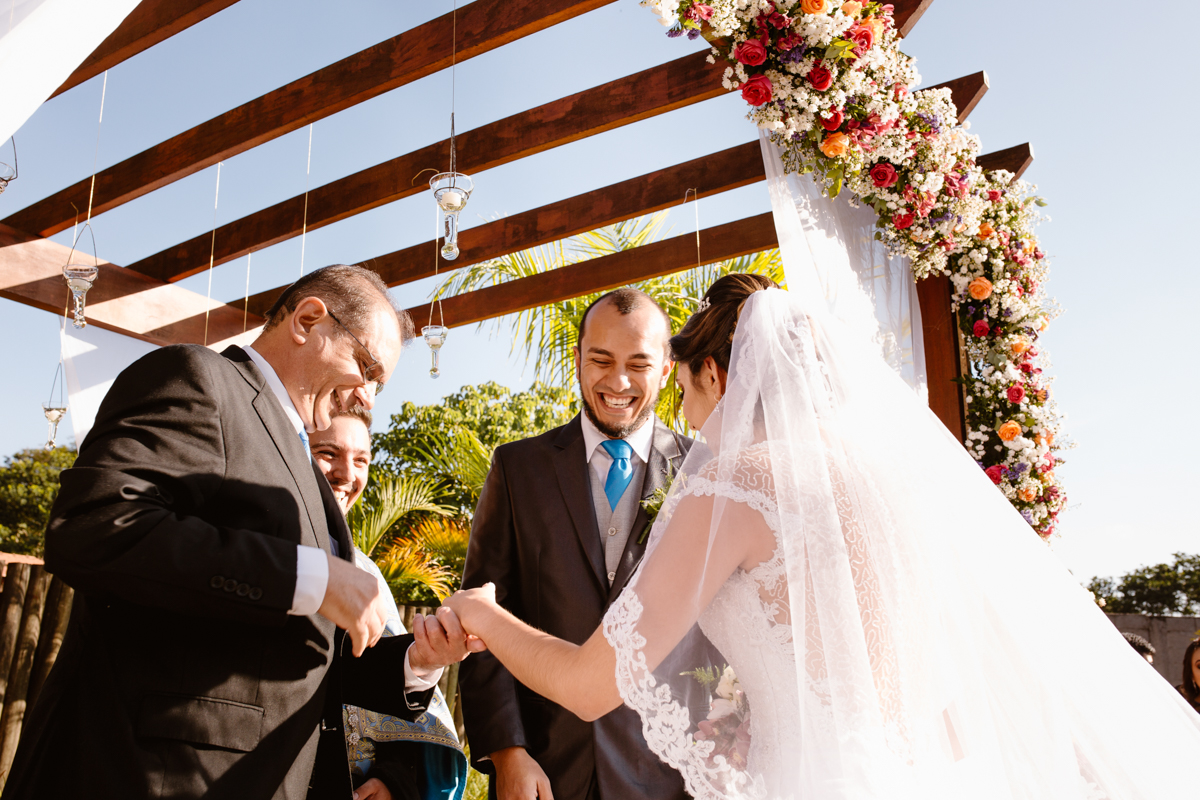 Noivo recebendo sua amada no altar