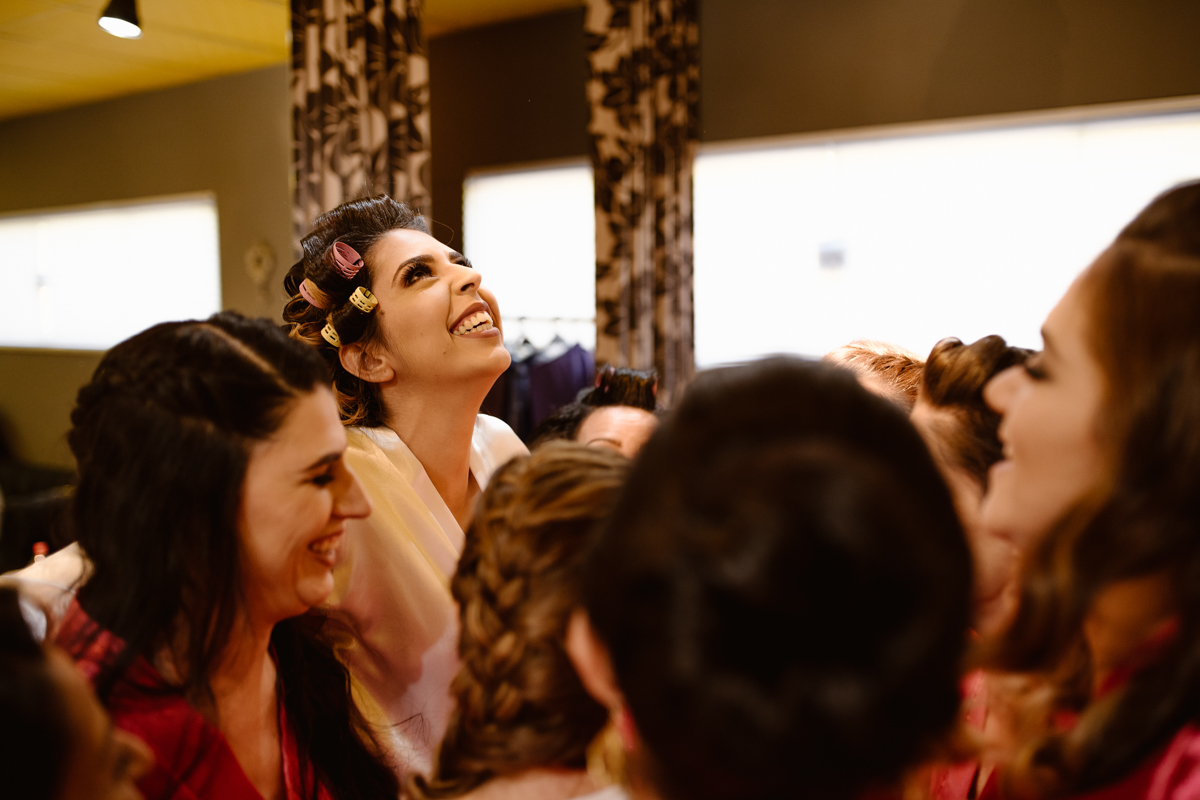 Noiva se divertindo com as madrinhas