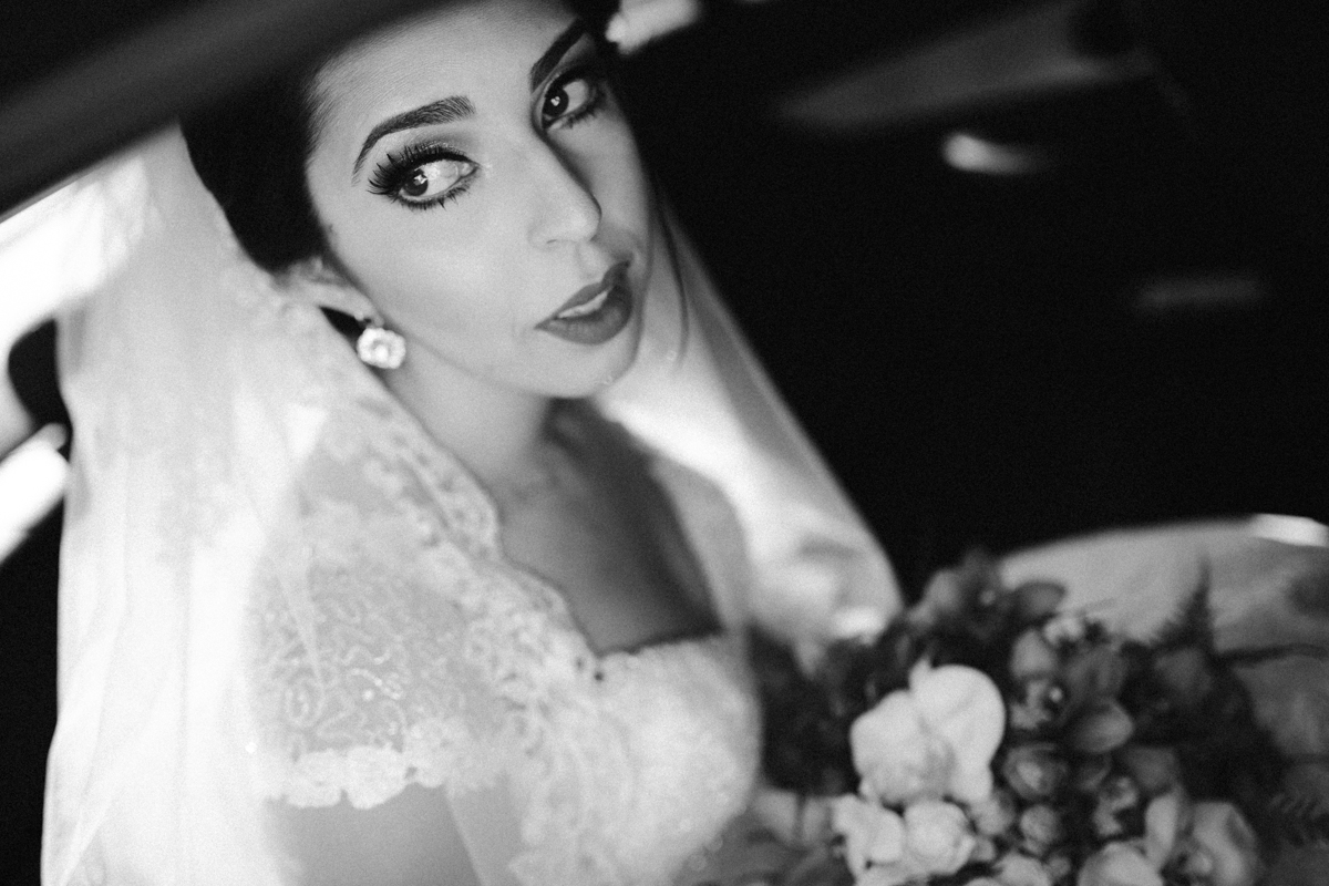 Minutos antes do sim, noiva dentro do carro, muito ansiosa.