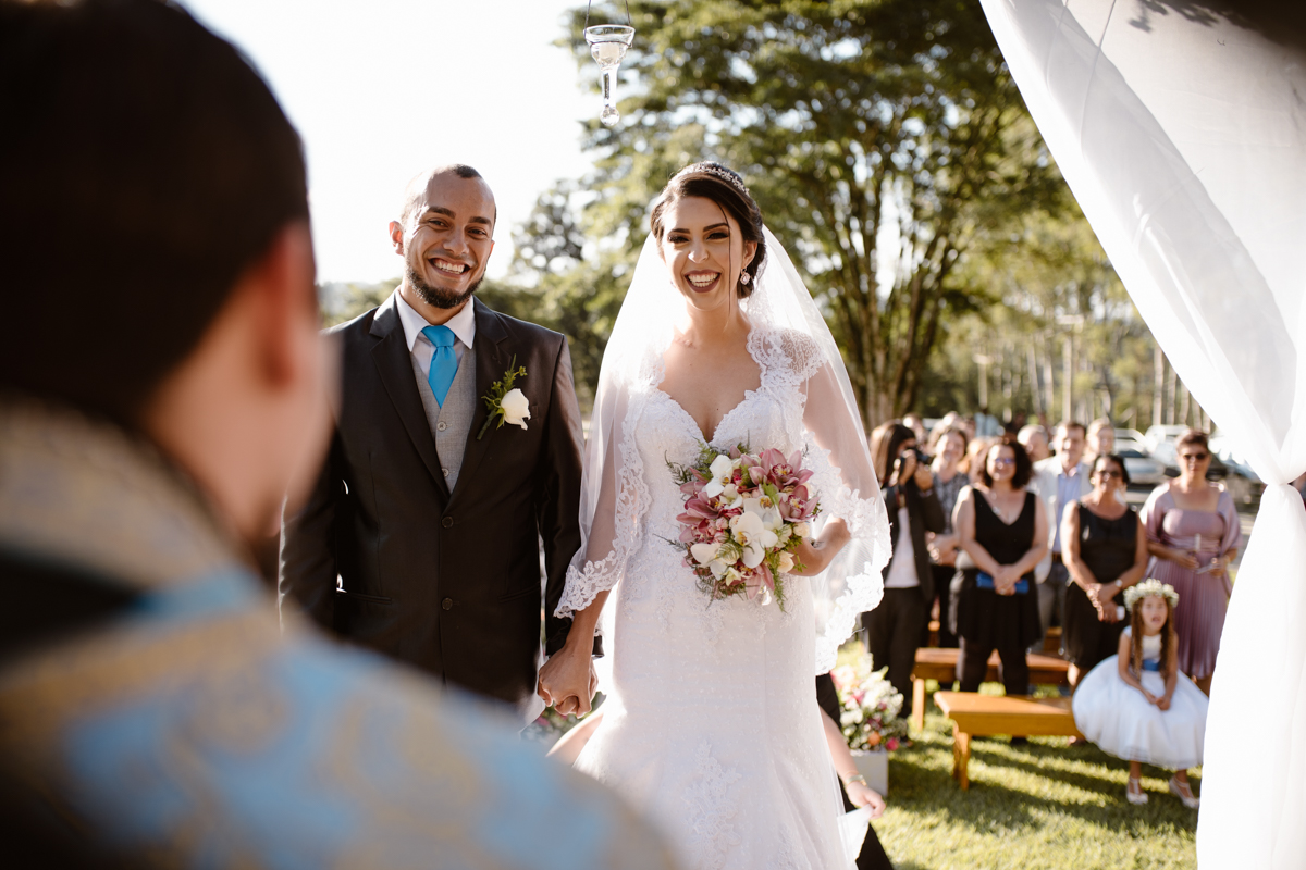 Casal feliz durante cerimônia no final da tarde