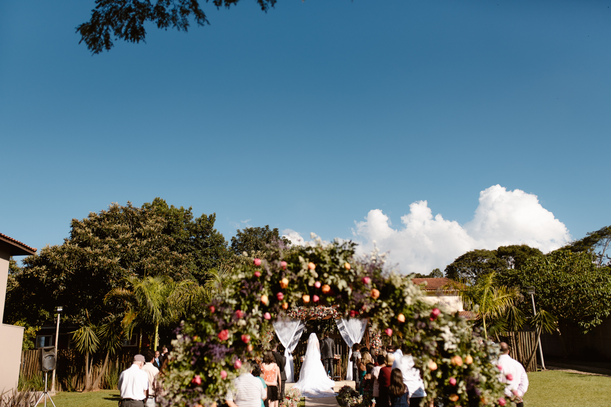Luz perfeito, céu azul e muitas flores