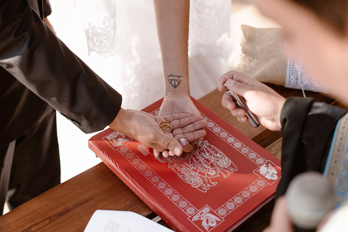 Abençoando as alianças do casal