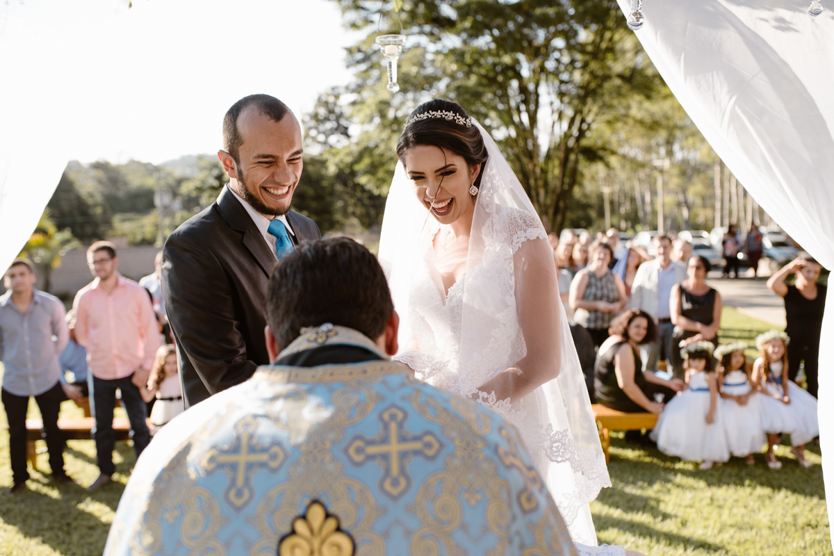 Gratidão dos noivos ao padre durante a cerimonia