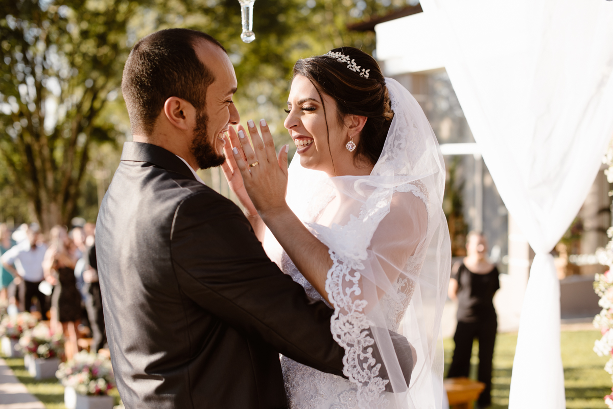 Hora do beijo, e quem beija é a novia