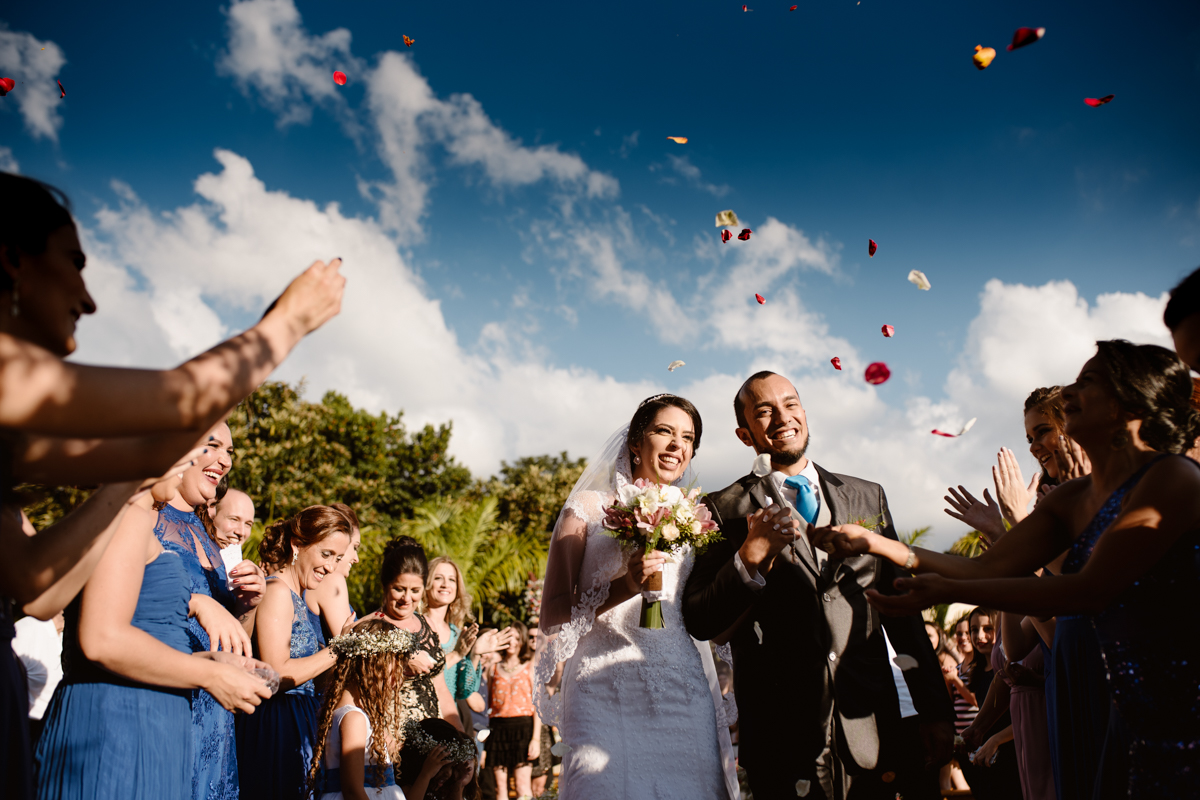 Saída do casal com chuva de pétalas