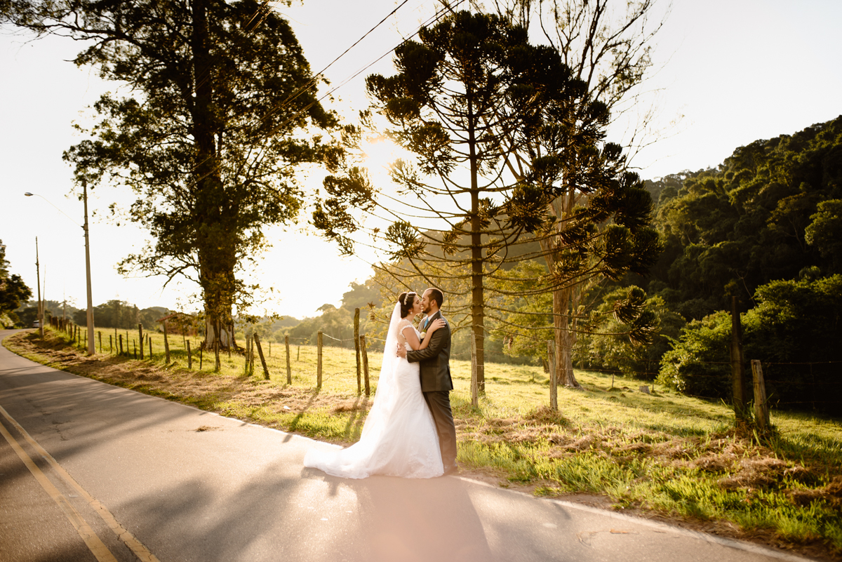 Linda luz e arvores para composição das fotos com o casal