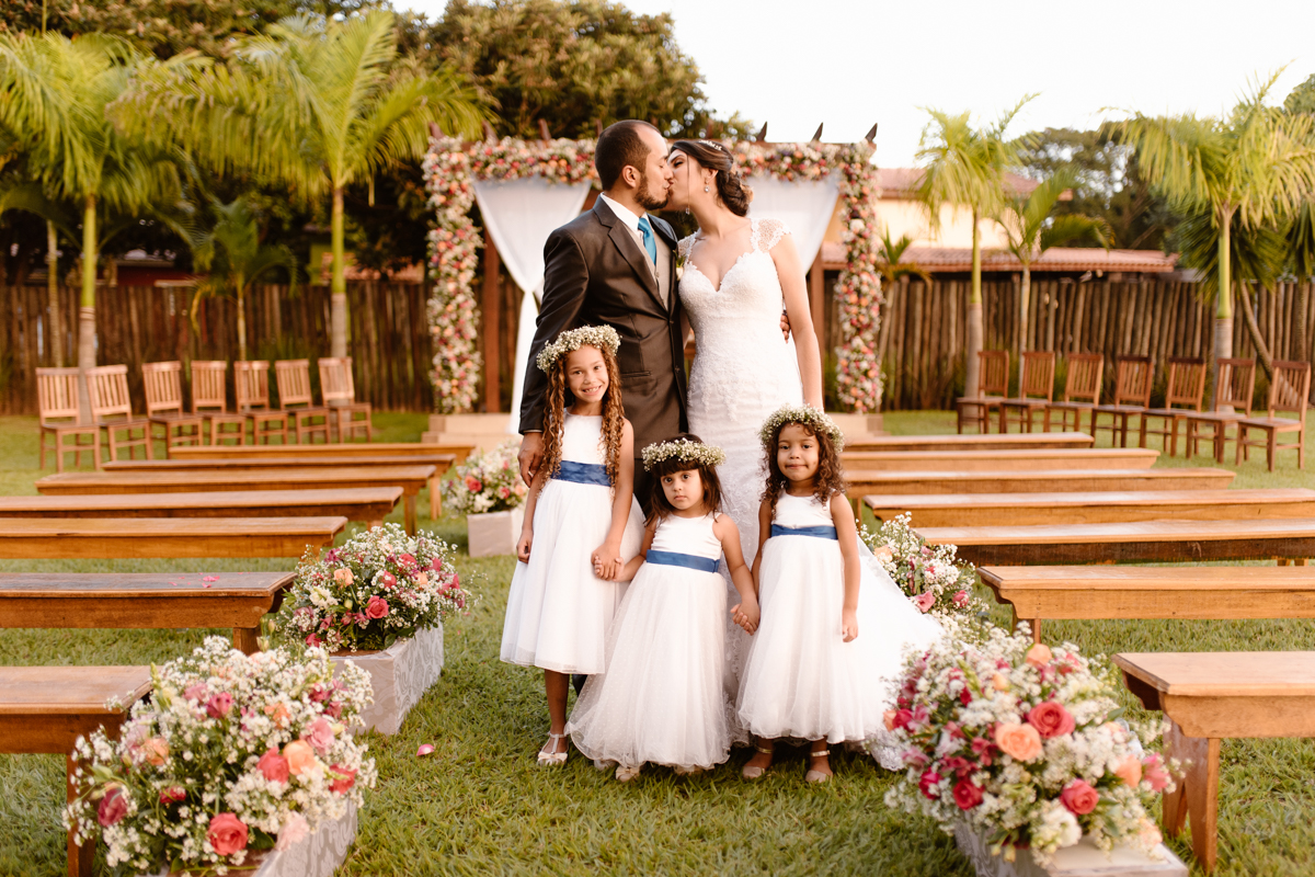 crianças do casamento com os noivos