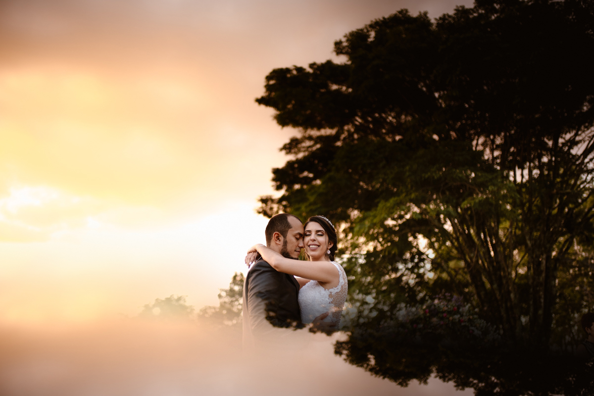 pôr do sol abençoando o casal no fim da tarde