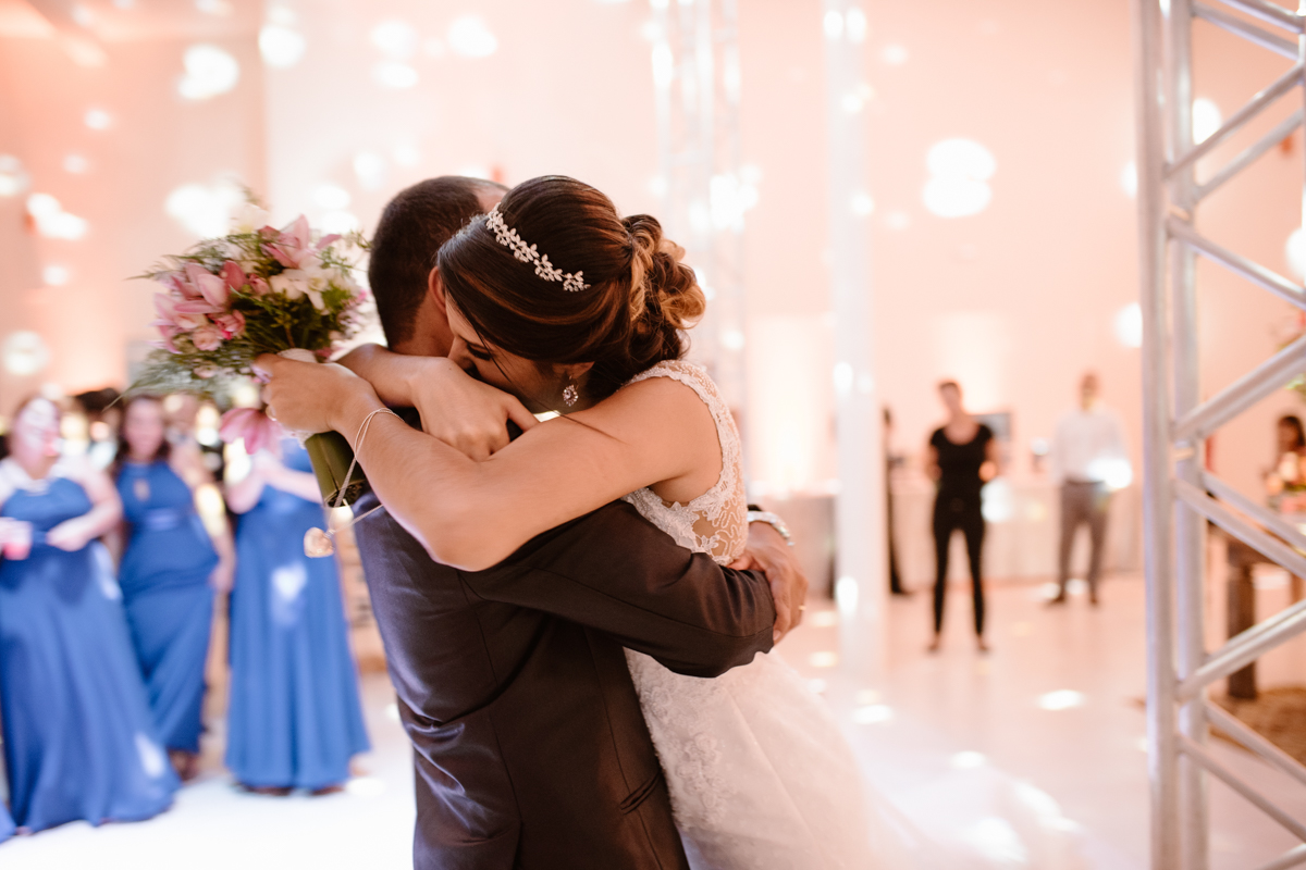 noiva abraçando o noivo