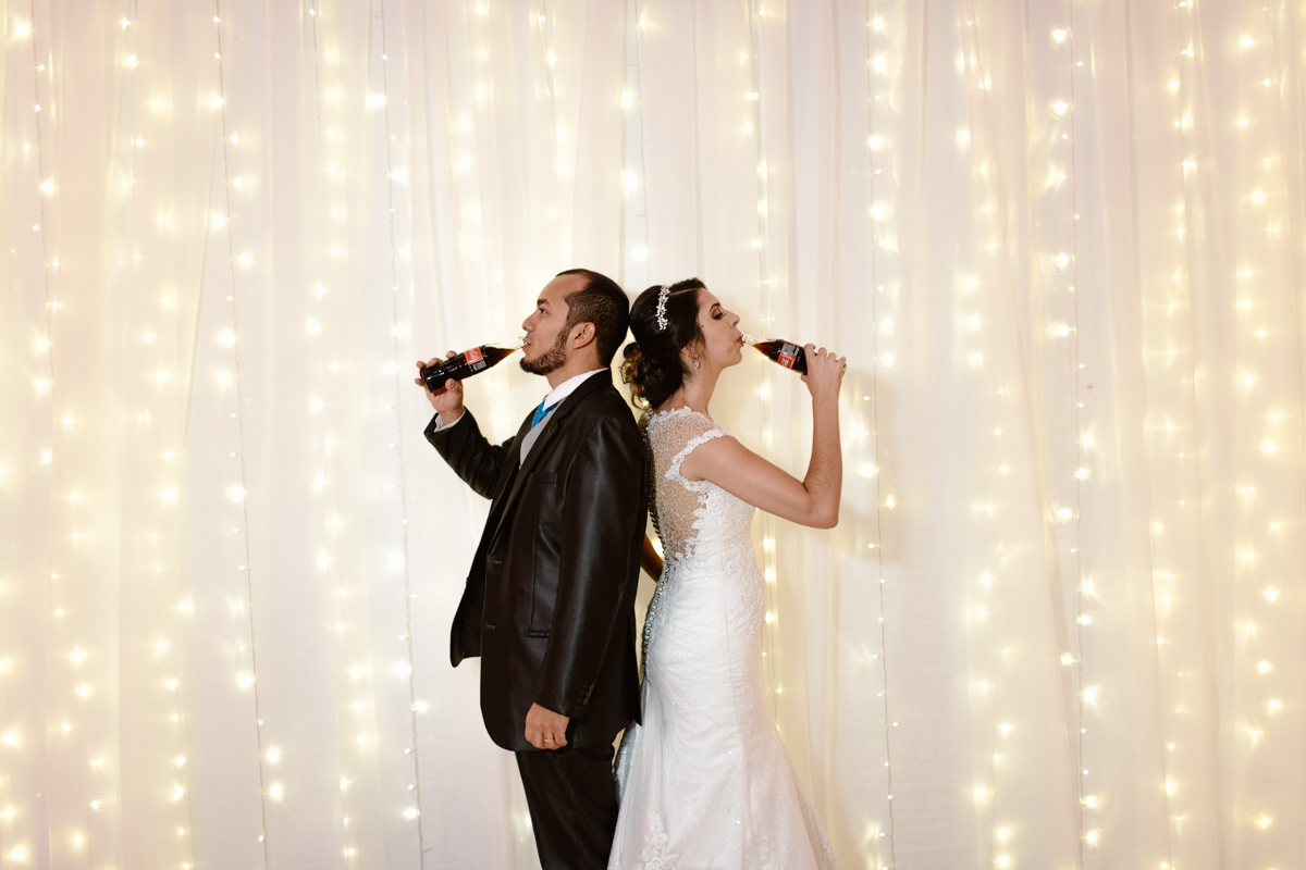noivos bebendo coca-cola durante a festa