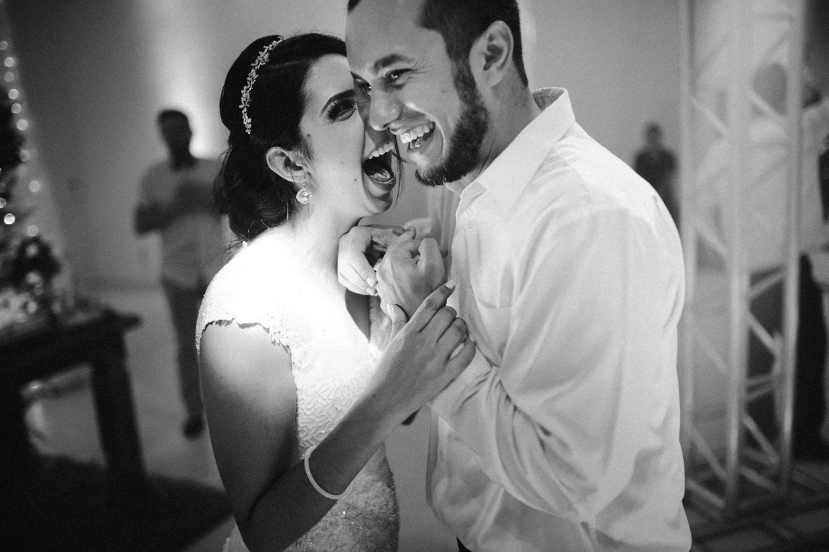 final de festa e os noivos ali juntinhos, felizes.