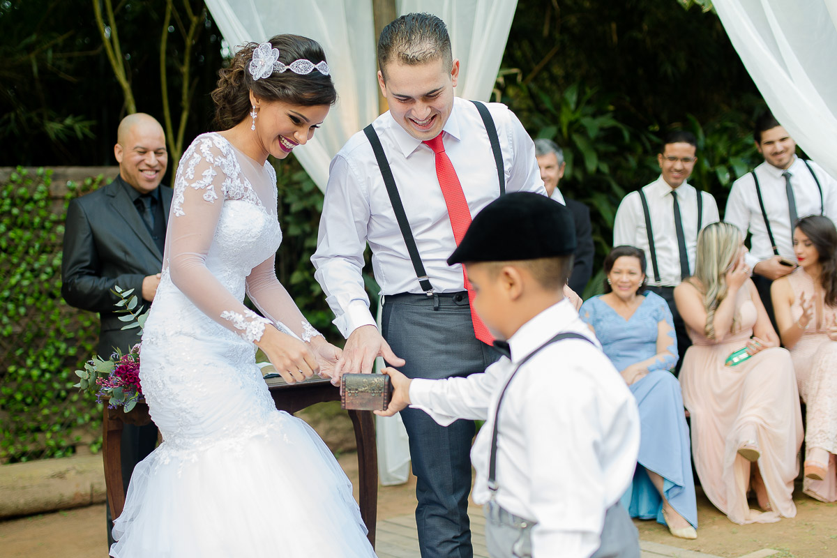 PAGEM ENTREGANDO AS ALIANÇAS NO ALTAR