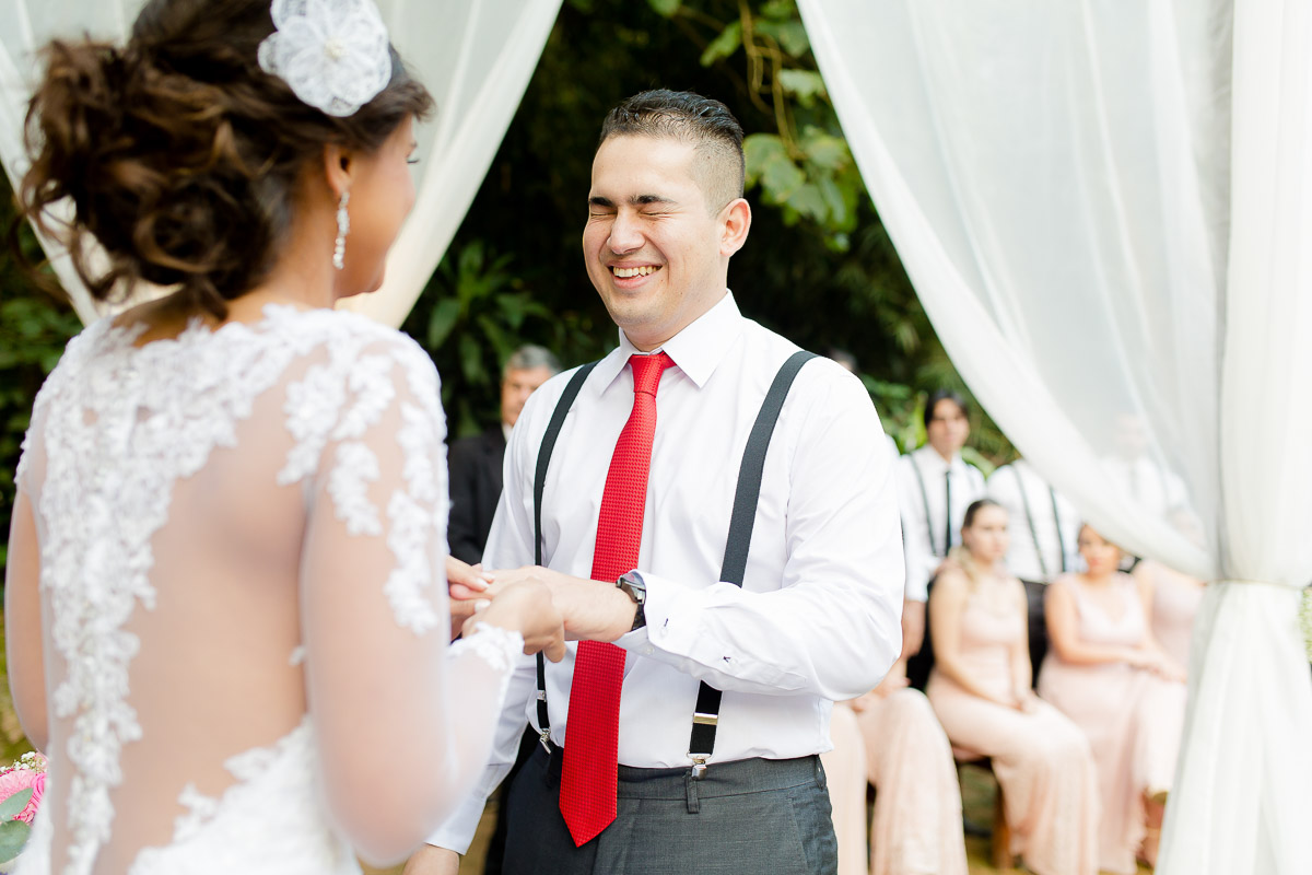 NOIVOS COLOCANDO AS ALIANÇAS