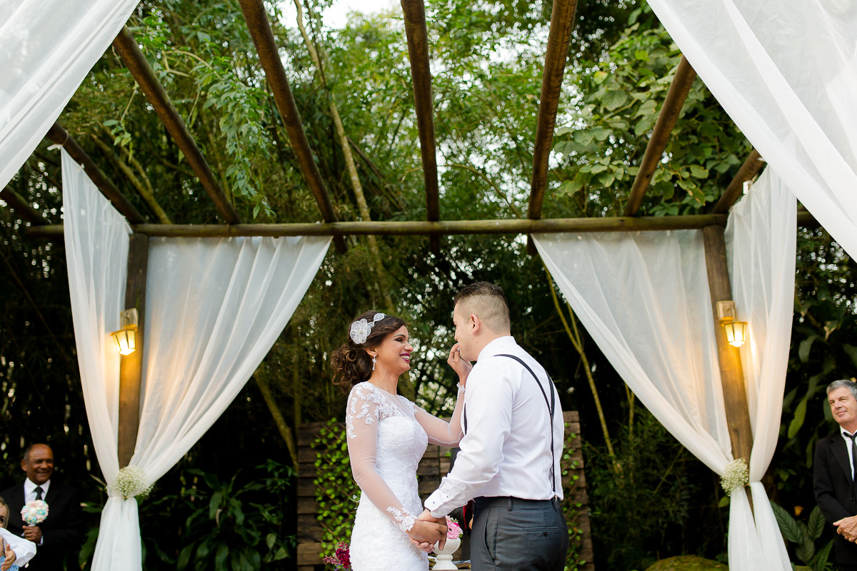 NOIVA BEIJANDO O NOIVO NA CERIMONIA