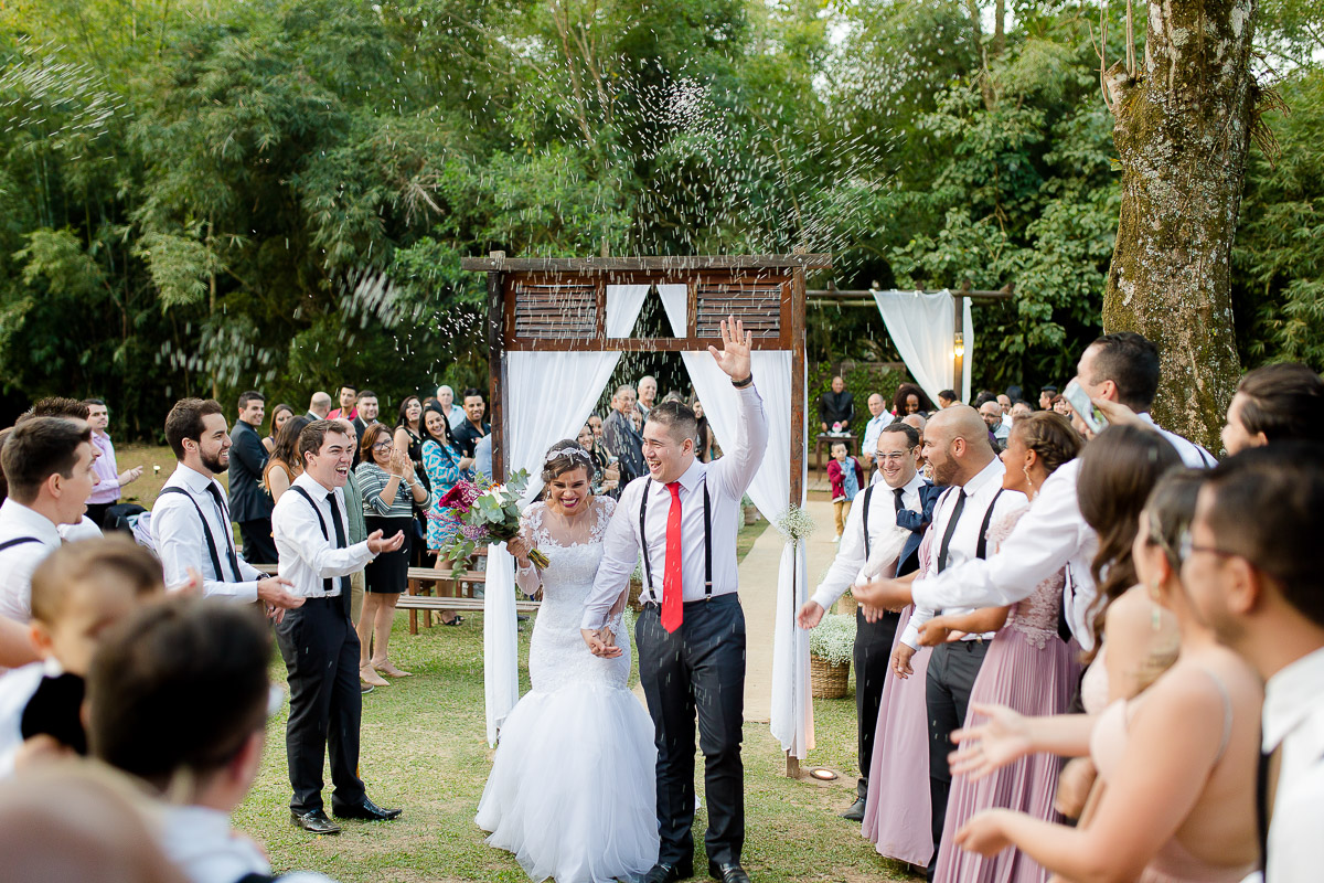 SAIDA DOS NOIVOS COM CHUVA DE ARROZ
