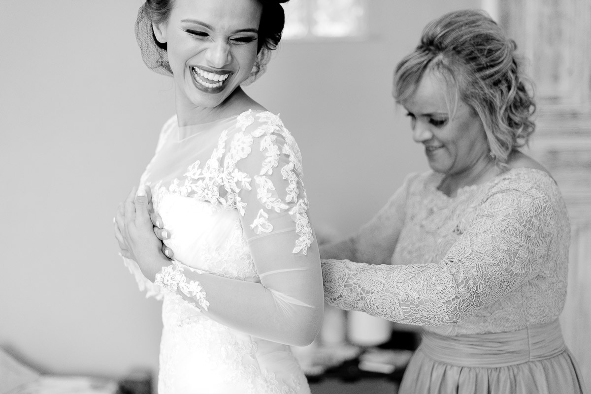 MÃE AJUDANDO A NOIVA COM O VESTIDO