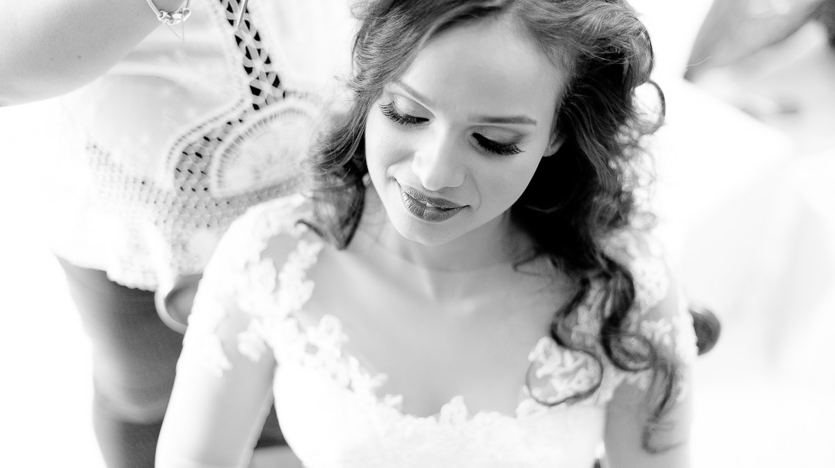 NOIVA NOS ULTIMOS DETALHES ANTES DO ALTAR