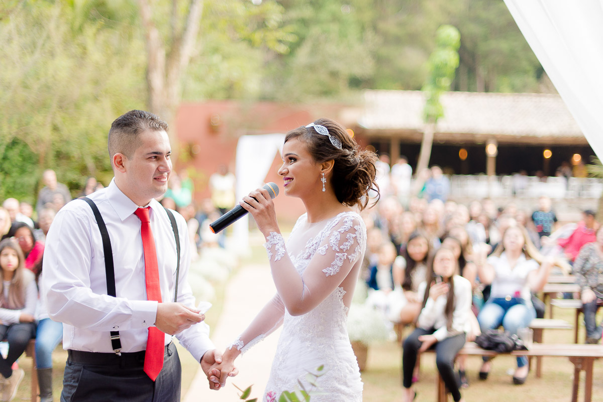 NOIVA CANTANDO PARA O NOIVO NA CERIMONIA