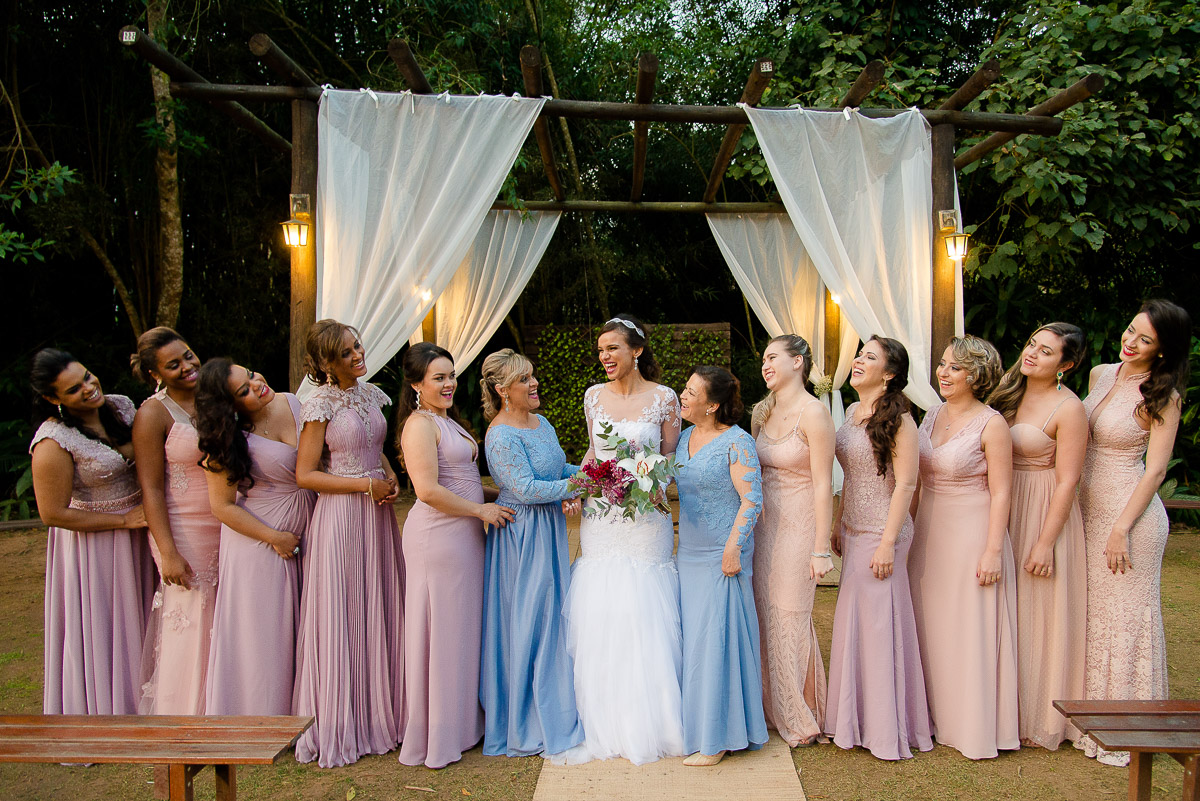 MADRINHAS COM VESTIDOS NA MESMA PALETA DE COR