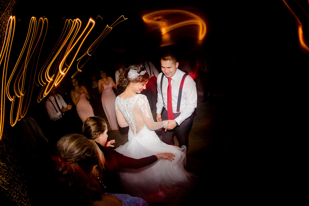 ASSESSORA AJUDANDO A NOIVA DURANTE A FESTA