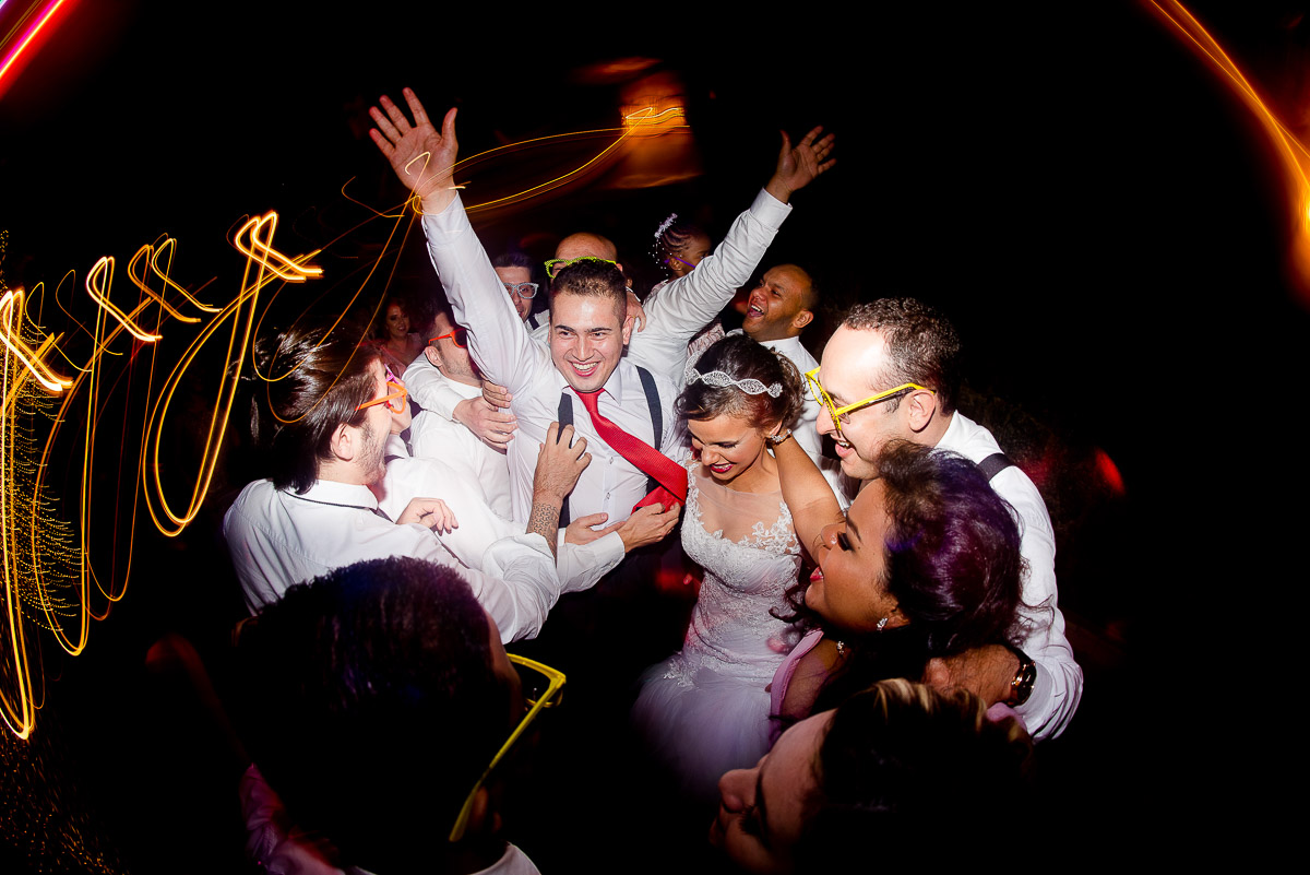 NOIVOS E AMIGOS CURTINDO A FESTA