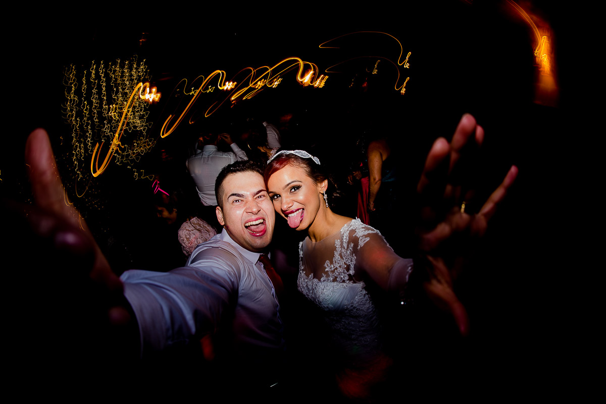 NOIVOS CURTINDO A FESTA DE CASAMENTO