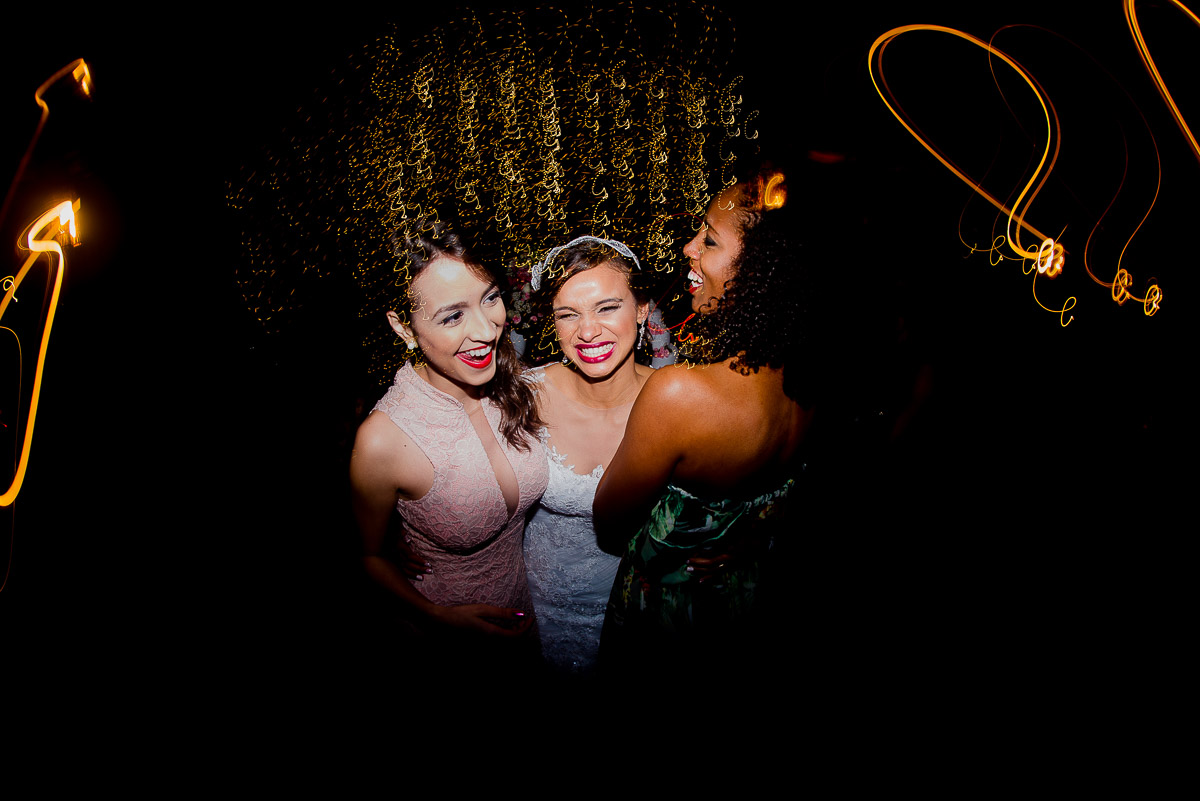 NOIVA E AMIGAS CURTINDO A FESTA