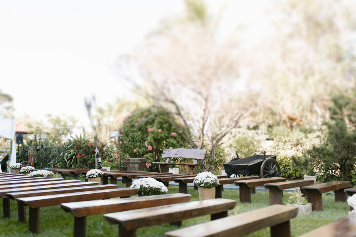 bancos de madeira na cerimonia para casamentos ao ar livre