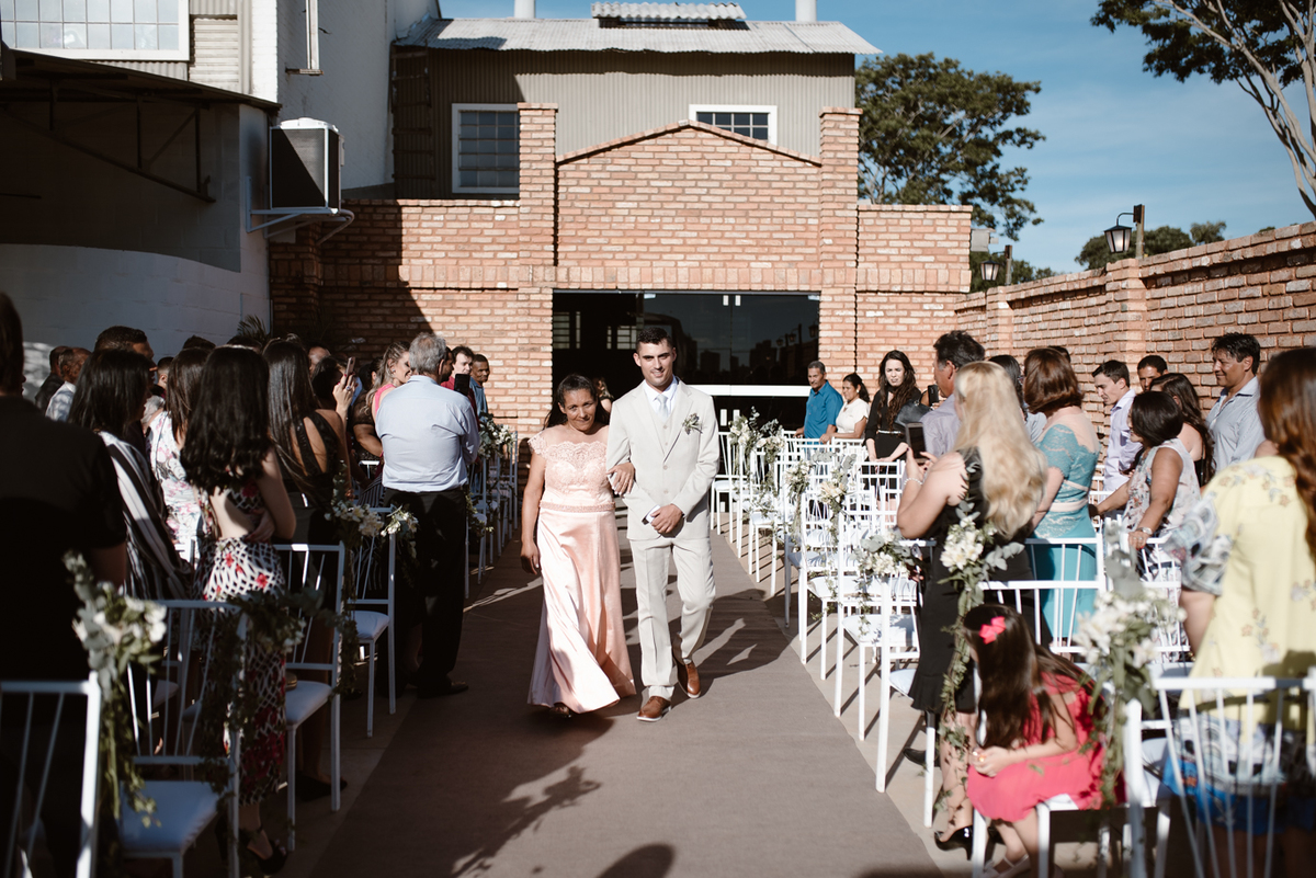 noivo entrando com a mãe no altar