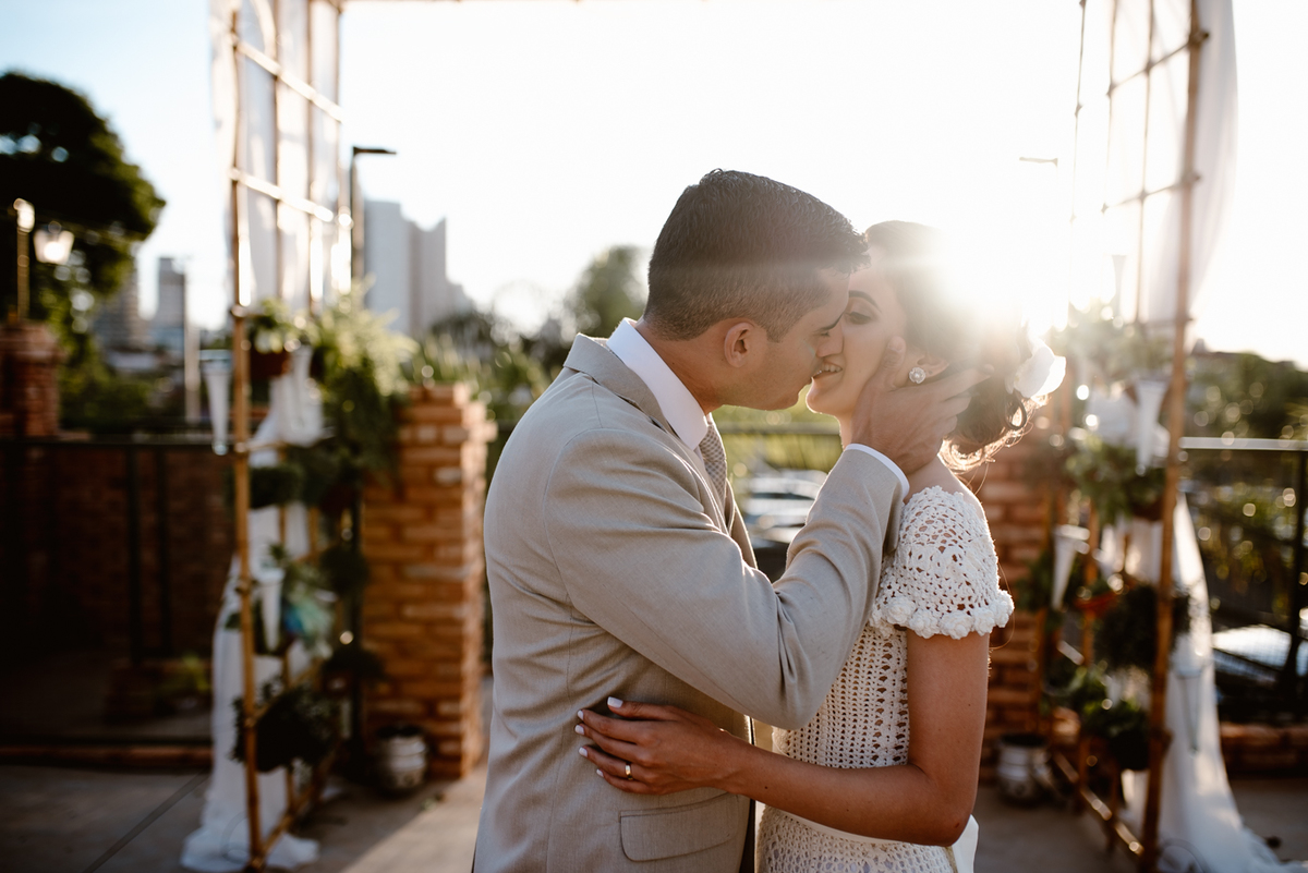 noivos no pôr do sol