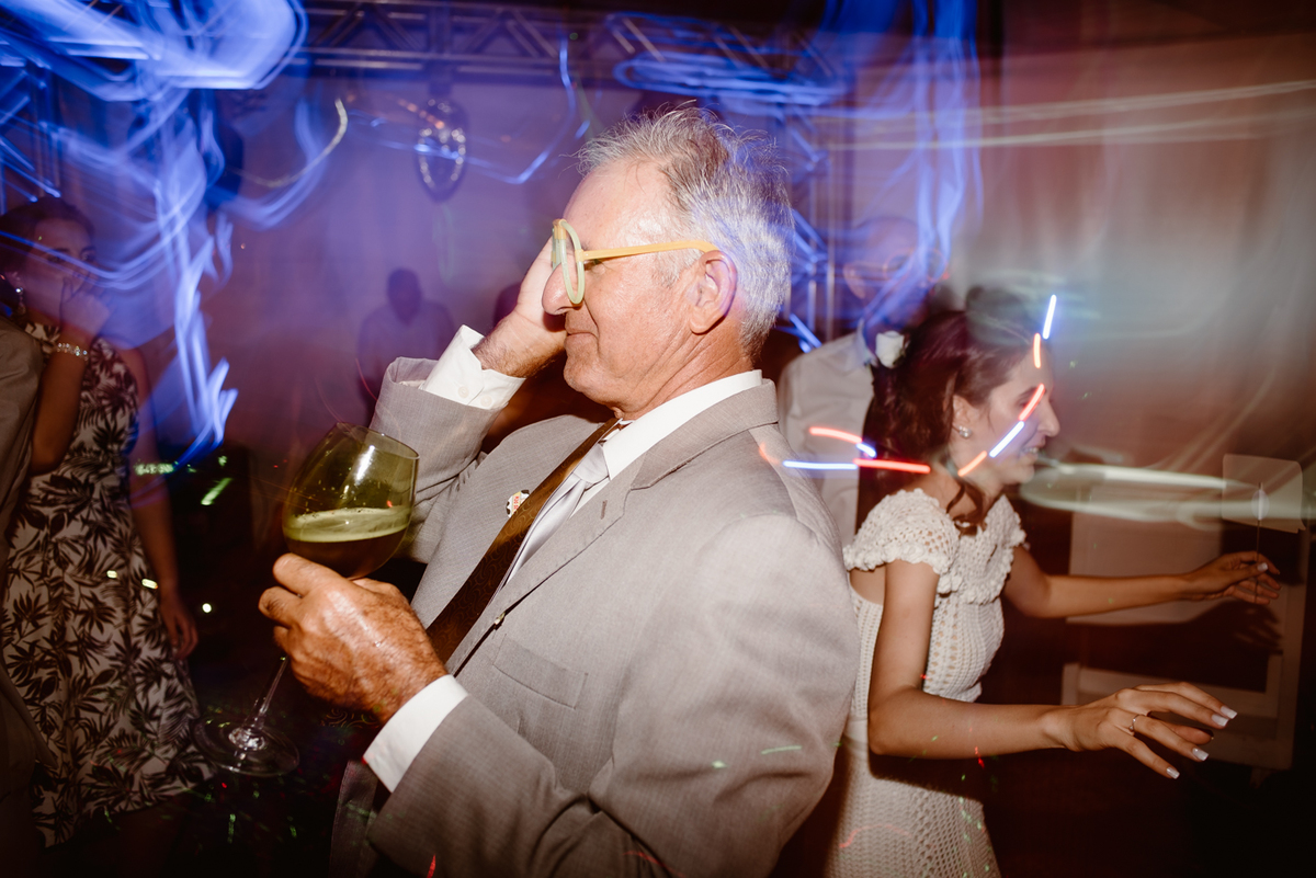 pai da noiva dançando