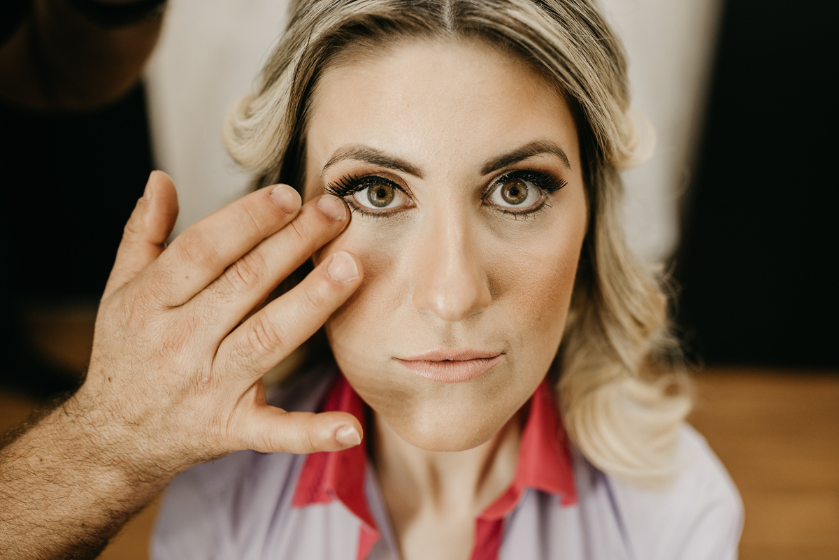 noiva conferindo maquiagem 