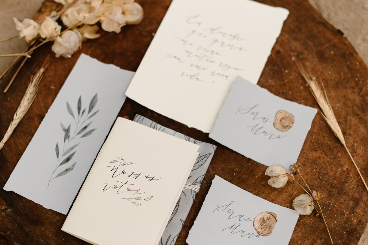 caderno de votos de casamento, com papel rasgado a mão, estilo boho