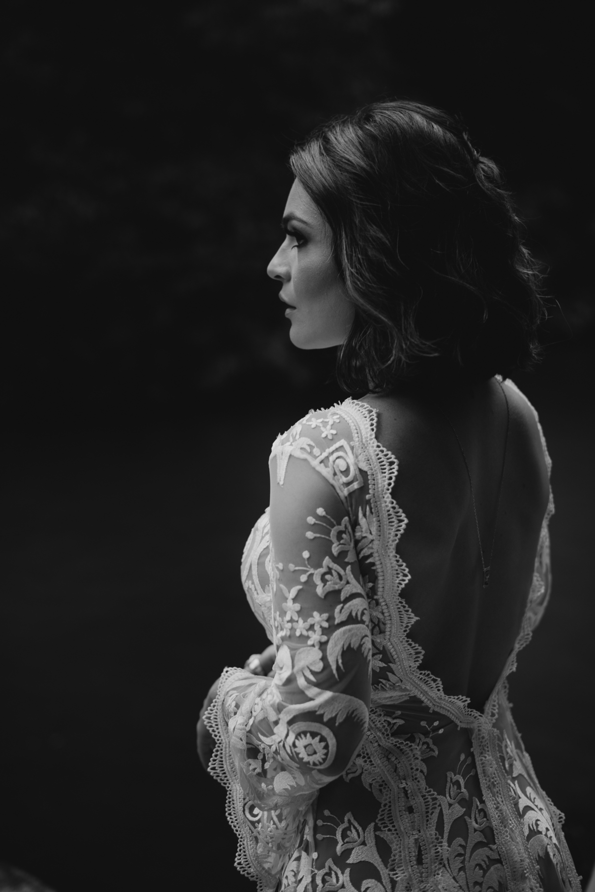 rertrato da noiva em preto e branco, detalhes das rendas do vestido