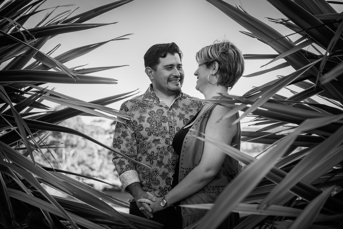 ... Mientras ibas conmigo te toqué y se detuvo mi vida:
frente a mis ojos estabas, reinándome, y reinas... 
Decía Neruda en uno de sus inolvidables poemas. Miradas, encuentros. Momentos increíbles, instantes tan suyos...  