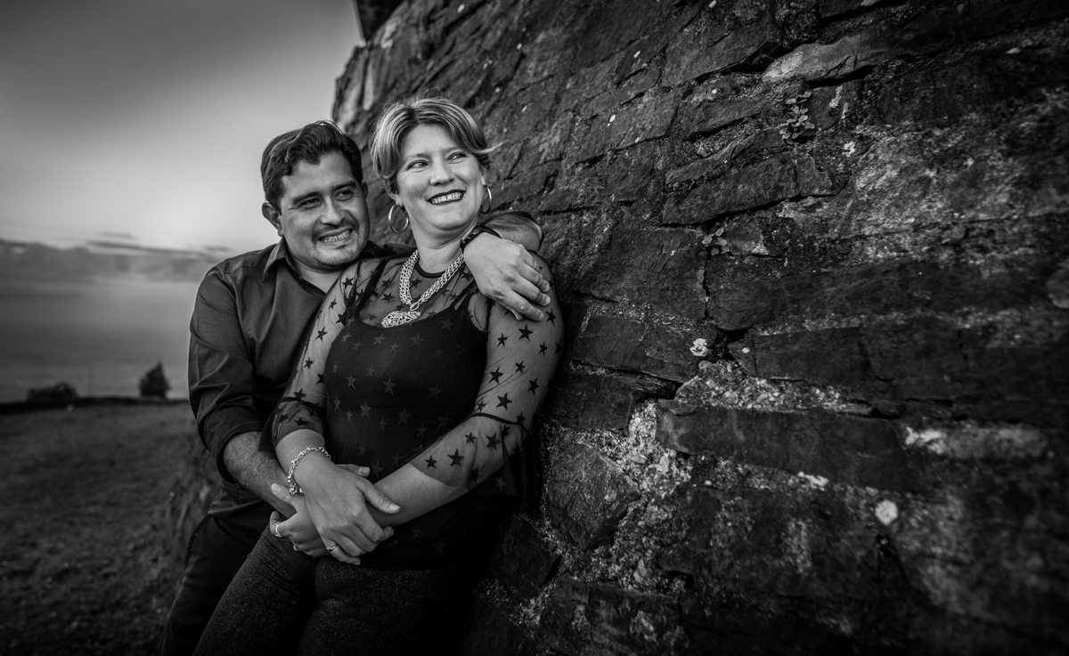 Con la mirada puesta hacia el futuro, un proyecto compartido, una meta familiar y las sonrisas que auguran que lo mejor está por venir.