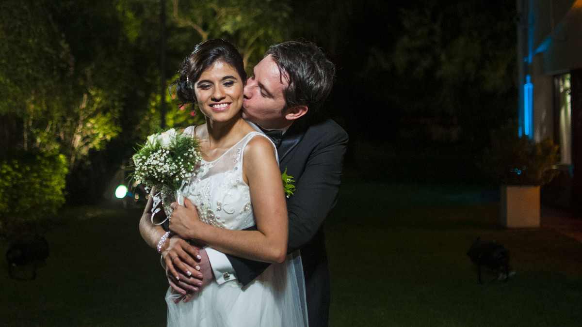 Sesión de los novios, terminando como se debe; con un beso que la novia no esperaba...