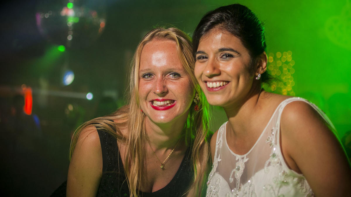 La fiesta. las placas con las mejores amigas y una novia totalmente distendida, disfrutando cada instante, ¡Como se merece!