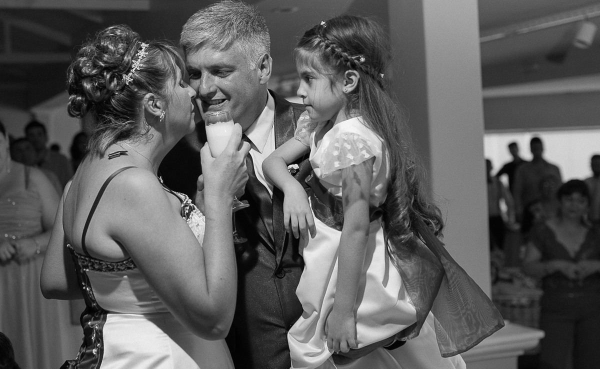Fotografía del brindis, las fotos de bodas están llenas de momentos decisivos. emotivos. Como estos.