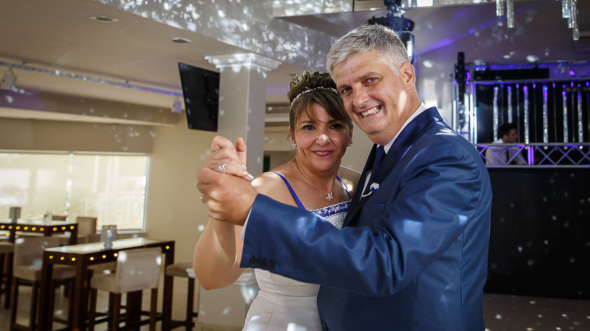 El vals! El gran dia! Su momento! Todo esta cumplido! Felicidades familia!