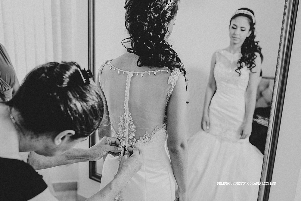 maquiadora abotoando vestido da noiva