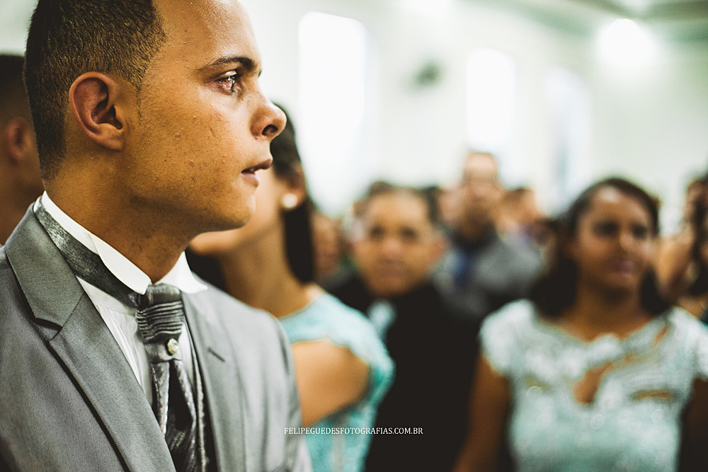 noivo com olhos cheios d'água