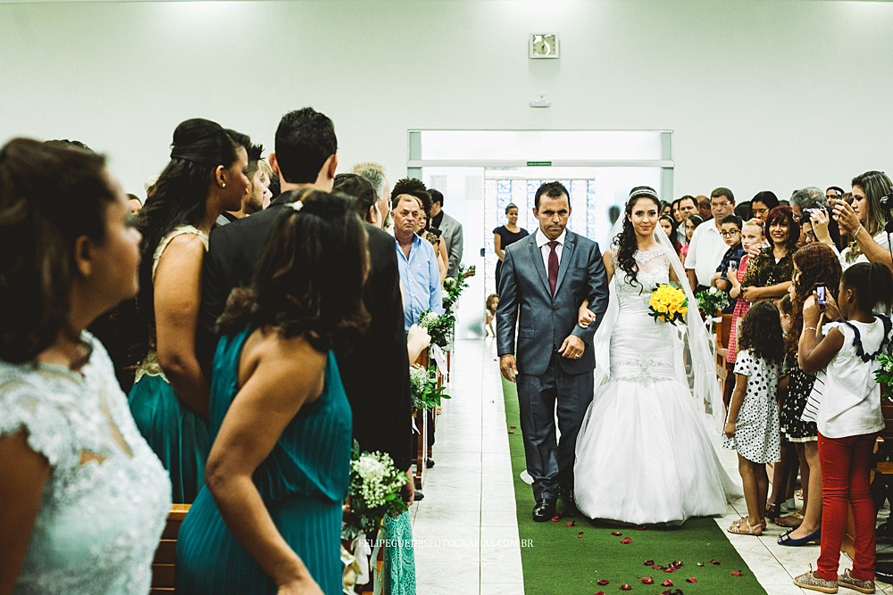 noiva caminhando pelo corredor com seu pai