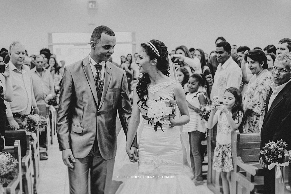 noivo recebe a noiva no altar
