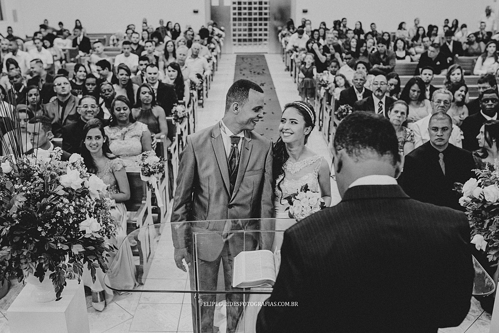 noivos sorrindo durante pregação