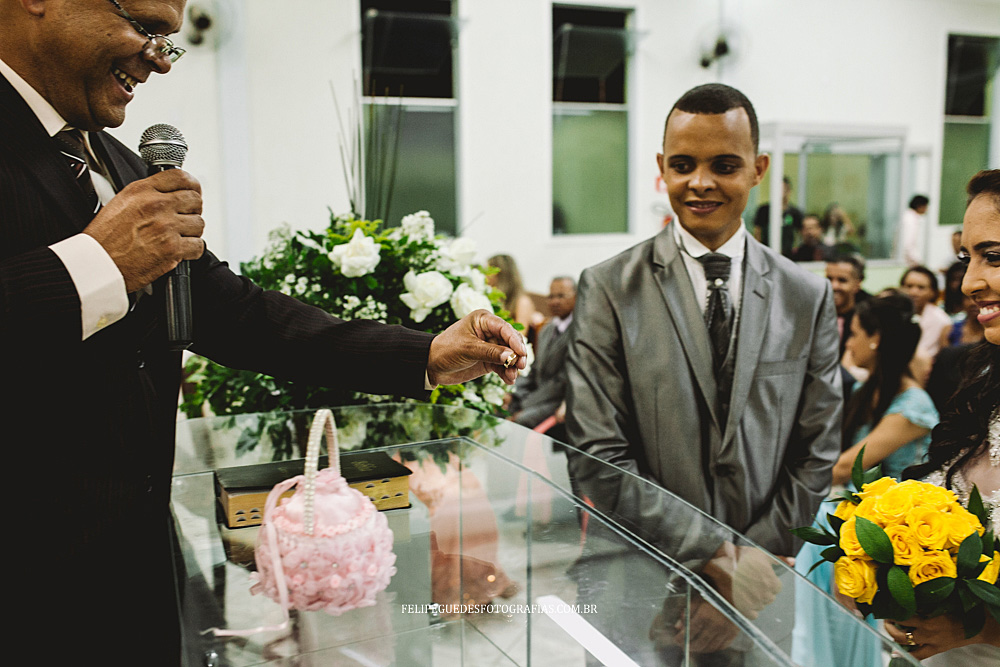 pastor entrega aliança para noiva