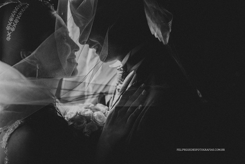 casal embaçado com véu amostra