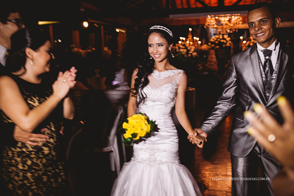 casal chegando na festa