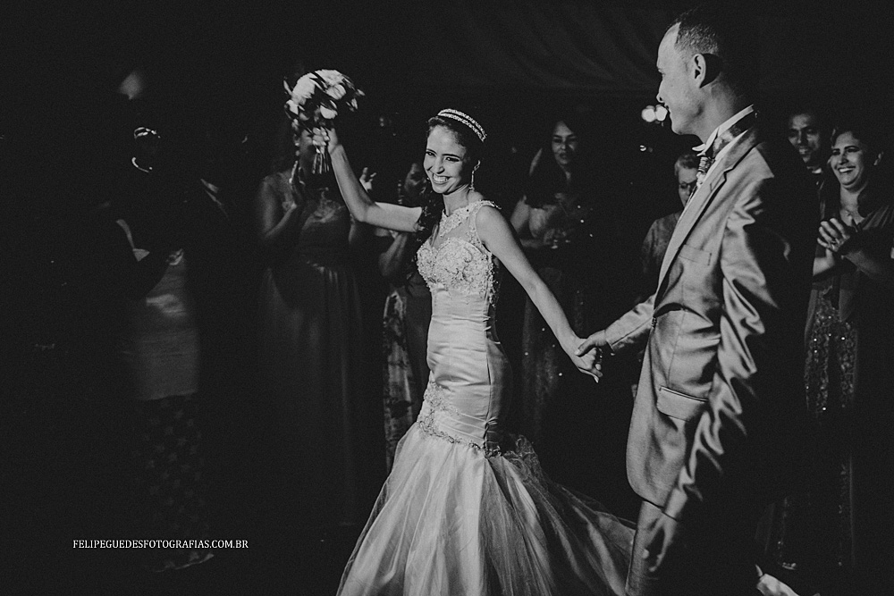 noiva dança de mãos dadas com o noivo